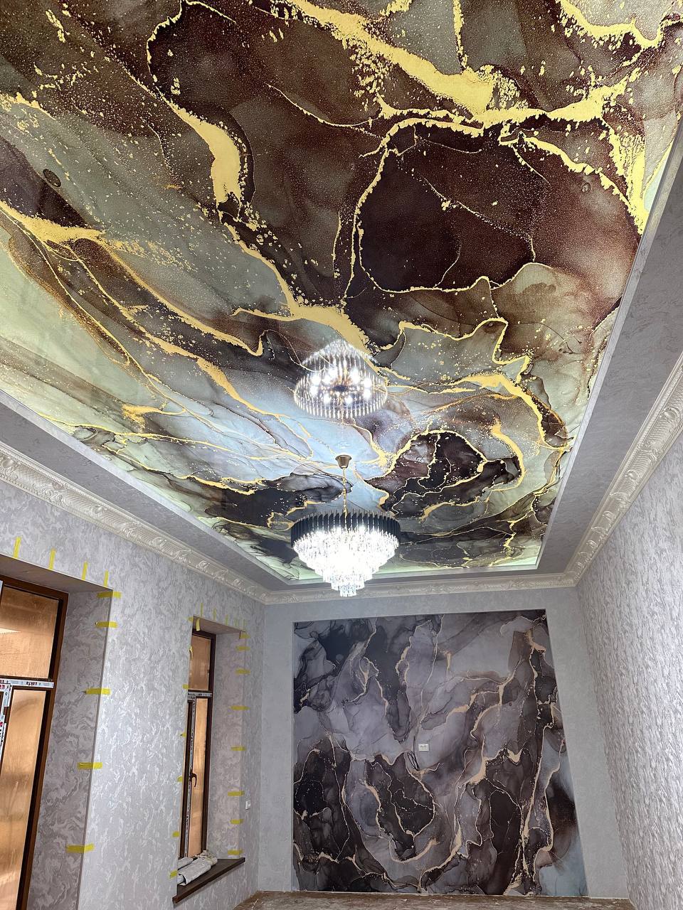 Сатиновый натяжной потолок в интерьере