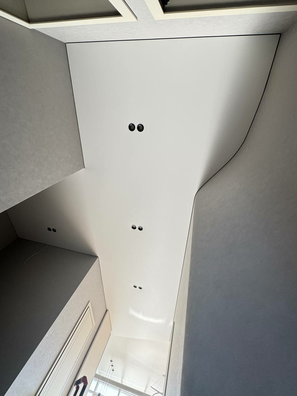 Натяжной потолок с теневым профилем